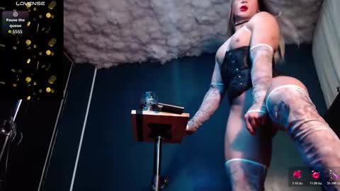 Layla   help me with your thumbs up its important  online show from 10/31/25, 08:48