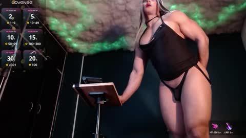 Layla   help me with your thumbs up its important  online show from 02/28/26, 11:28