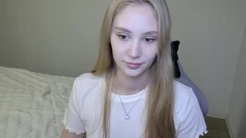 Snapshot of laylapretty001 chatting on 10/27/25, 05:00 LaylaPretty001 online show from 10/27/25, 05:00