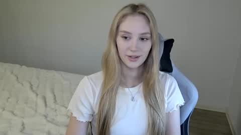 Snapshot of laylapretty001 chatting on 10/31/25, 06:47 LaylaPretty001 online show from 10/31/25, 06:47