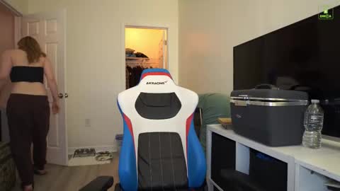 Layla Universe online show from 11/29/25, 05:32