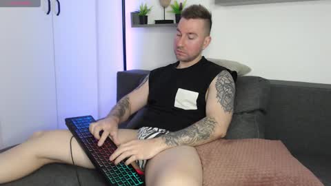 Snapshot of lazar_angels chatting on 09/28/25, 05:24 Laz online show from 09/28/25, 05:24