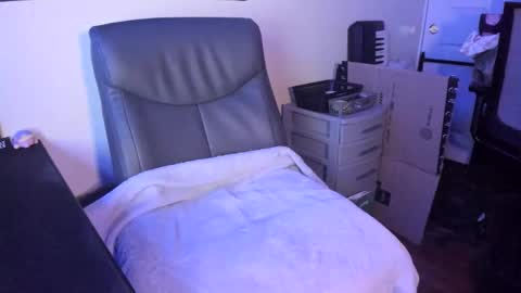 Snapshot of leafyyyyyy chatting on 12/04/25, 03:38 Leafy online show from 12/04/25, 03:38