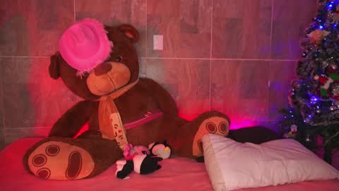 Snapshot of league_of_lovers2 chatting on 12/30/24, 01:04 Vero Andy and Caius online show from 12/30/24, 01:04