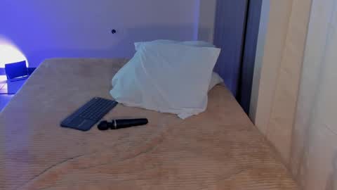 Snapshot of leahaltomm chatting on 03/05/25, 10:10 leahaltomm online show from 03/05/25, 10:10