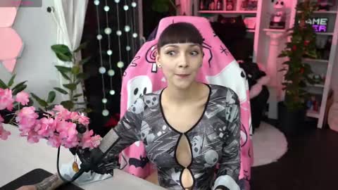 Leah online show from 01/31/25, 04:27