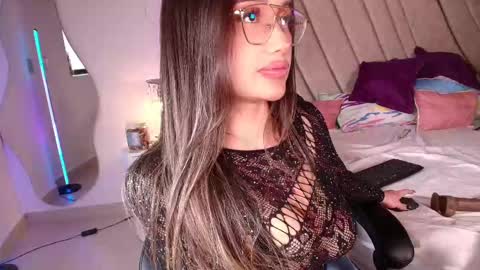 Snapshot of leahprada_ chatting on 02/21/25, 11:21 Instagram Leahprada online show from 02/21/25, 11:21