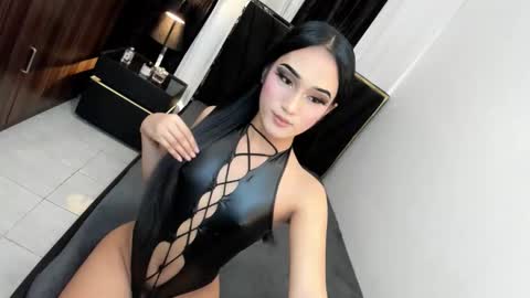 Snapshot of leannaloove chatting on 09/20/25, 04:19 leannaloove online show from 09/20/25, 04:19