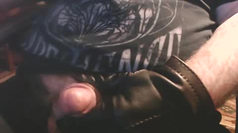 Snapshot of leather_gloves_wanker chatting on 11/19/25, 10:04 smalldick2inches online show from 11/19/25, 10:04