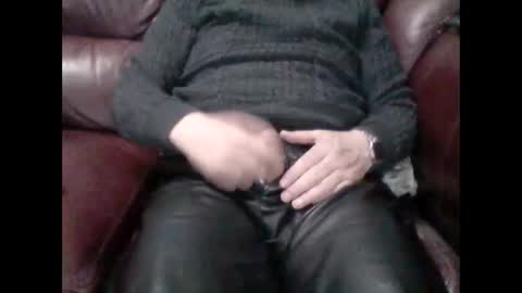 Snapshot of leatherpants68 chatting on 12/04/24, 10:19 leatherpants68 online show from 12/04/24, 10:19