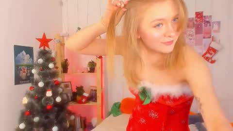 Snapshot of leazy_peasy chatting on 12/28/24, 07:22 Ellie online show from 12/28/24, 07:22