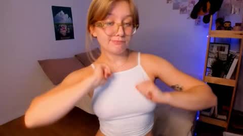 Snapshot of leazy_peasy chatting on 10/20/25, 06:14 Ellie online show from 10/20/25, 06:14