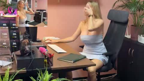 Snapshot of legsl0ng chatting on 10/10/25, 03:49 LegsLONG online show from 10/10/25, 03:49