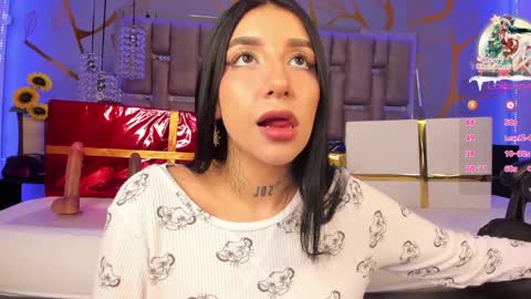 Snapshot of leiawong chatting on 12/23/24, 08:22 Leia online show from 12/23/24, 08:22