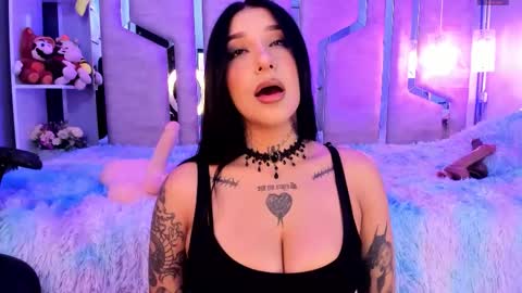 Snapshot of leiawong chatting on 11/21/25, 02:10 Leia online show from 11/21/25, 02:10