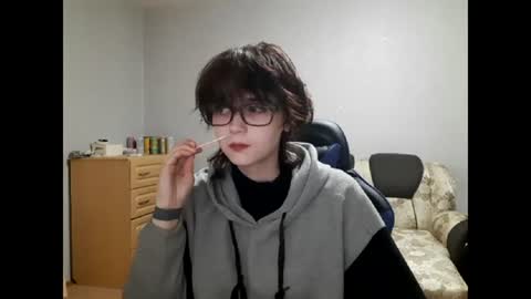 Snapshot of leigharedcross chatting on 06/19/26, 09:18 Viola online show from 06/19/26, 09:18