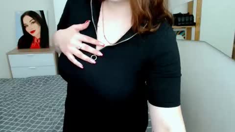 Snapshot of leila_beayte_ chatting on 03/12/25, 06:11 Leila online show from 03/12/25, 06:11