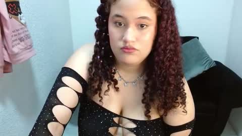 Snapshot of leilaprettysex chatting on 02/20/26, 01:00 leilaprettysex online show from 02/20/26, 01:00