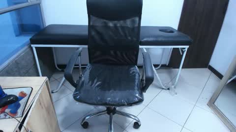 Snapshot of leilasmith_ chatting on 11/25/25, 01:44 Leila online show from 11/25/25, 01:44