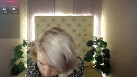 Snapshot of lena_paulles chatting on 01/06/25, 10:13 Lena online show from 01/06/25, 10:13