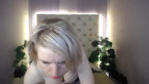 Snapshot of lena_paulles chatting on 01/12/25, 07:00 Lena online show from 01/12/25, 07:00