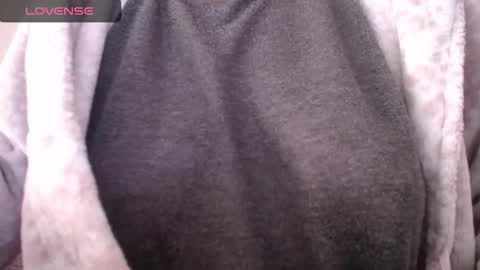 Snapshot of lenagolden chatting on 10/15/25, 09:42 lenagolden online show from 10/15/25, 09:42