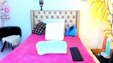 Lena  online show from 11/19/25, 03:01