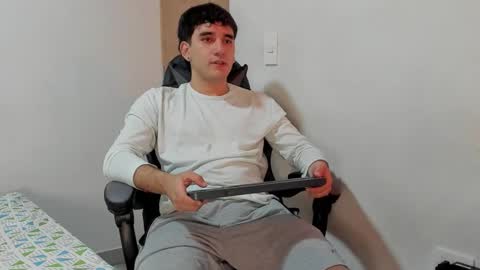 Snapshot of leo_jones389 chatting on 12/06/24, 01:29 Leo Jones online show from 12/06/24, 01:29