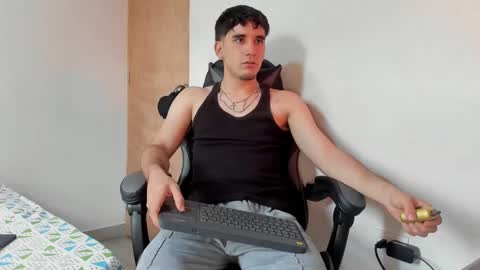 Snapshot of leo_jones389 chatting on 12/23/24, 09:40 Leo Jones online show from 12/23/24, 09:40