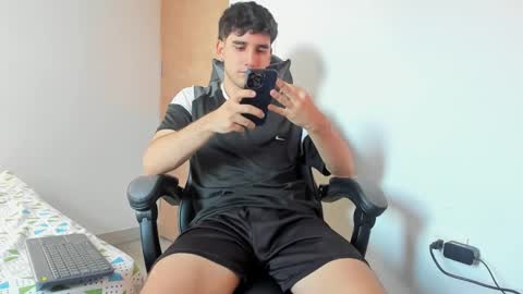 Snapshot of leo_jones389 chatting on 01/20/25, 10:04 Leo Jones online show from 01/20/25, 10:04