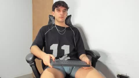 Snapshot of leo_jones389 chatting on 09/27/25, 03:33 Leo Jones online show from 09/27/25, 03:33