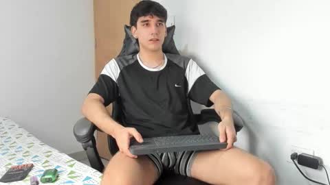 Snapshot of leo_jones389 chatting on 10/01/25, 06:25 Leo Jones online show from 10/01/25, 06:25