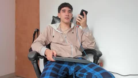 Snapshot of leo_jones389 chatting on 11/13/25, 04:39 Leo Jones online show from 11/13/25, 04:39