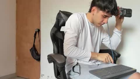 Snapshot of leo_jones389 chatting on 11/14/25, 04:28 Leo Jones online show from 11/14/25, 04:28