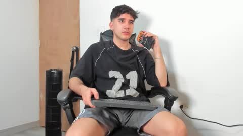 Snapshot of leo_jones389 chatting on 12/14/25, 10:58 Leo Jones online show from 12/14/25, 10:58