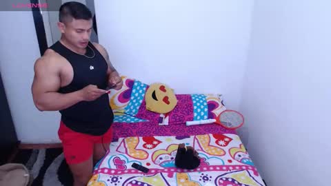 Snapshot of leo_muscleboy chatting on 02/08/25, 01:11 Leo online show from 02/08/25, 01:11