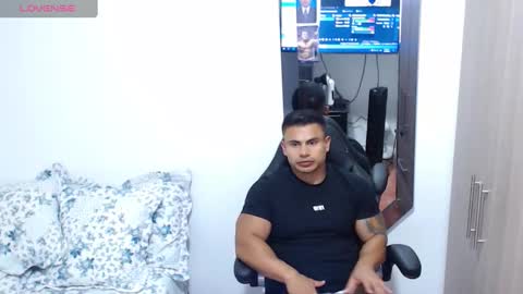 Snapshot of leo_muscleboy chatting on 10/07/25, 12:52 Leo online show from 10/07/25, 12:52