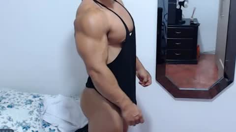 Snapshot of leo_muscleboy chatting on 07/11/26, 01:25 Leo online show from 07/11/26, 01:25