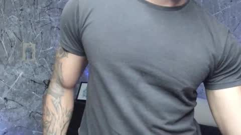 Snapshot of leo_taro chatting on 10/01/25, 01:00 Leo independent model online show from 10/01/25, 01:00