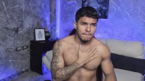 Snapshot of leo_taro chatting on 10/15/25, 12:44 Leo independent model online show from 10/15/25, 12:44