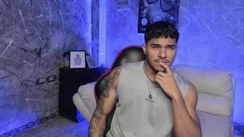 Snapshot of leo_taro chatting on 11/20/25, 01:06 Leo independent model online show from 11/20/25, 01:06