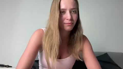 Snapshot of leona_grand chatting on 06/23/26, 01:31 Emma online show from 06/23/26, 01:31