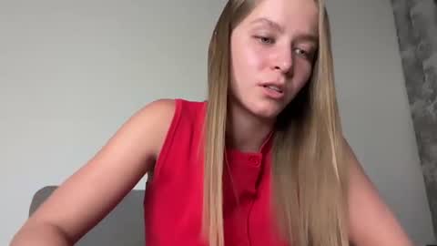 Snapshot of leona_grand chatting on 06/25/26, 01:04 Emma online show from 06/25/26, 01:04