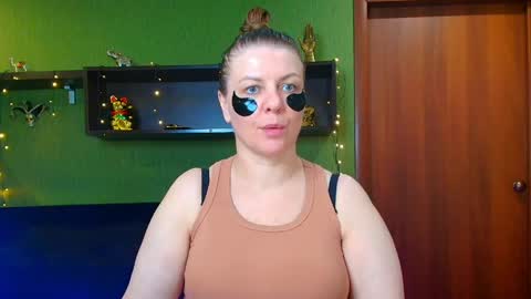 Snapshot of leona_tracie chatting on 05/02/26, 08:14 Leona tracie online show from 05/02/26, 08:14