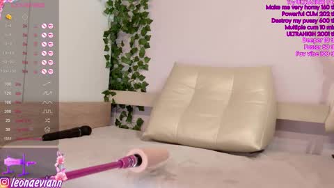 Snapshot of leonaeviann chatting on 09/25/25, 05:00 Leona Follow my Fansly online show from 09/25/25, 05:00