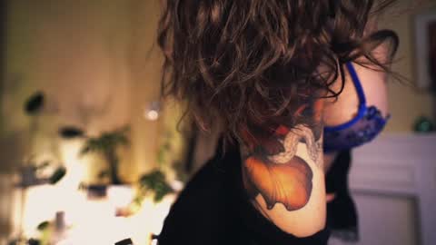 Snapshot of leonamell chatting on 12/09/24, 09:58 Leo online show from 12/09/24, 09:58