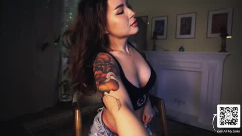 Snapshot of leonamell chatting on 02/21/25, 07:43 Leo online show from 02/21/25, 07:43