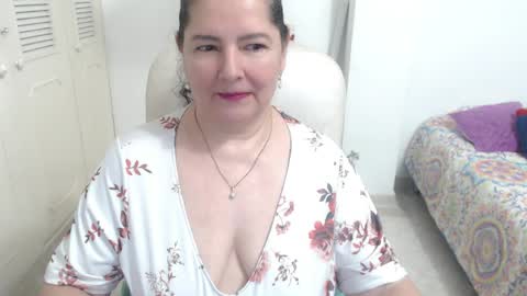 leonela   online show from 05/08/26, 01:00
