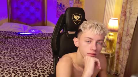 Snapshot of leonlure chatting on 10/23/25, 04:39 leonlure online show from 10/23/25, 04:39