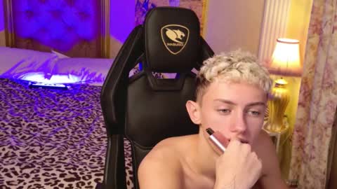 Snapshot of leonlure chatting on 10/27/25, 03:54 leonlure online show from 10/27/25, 03:54